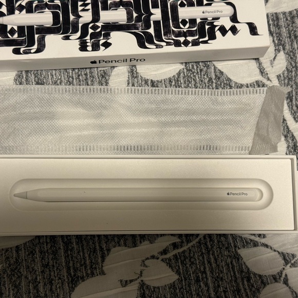 Apple Pencil Pro with Artistic Black and White Pattern - Picture 4 of 5
